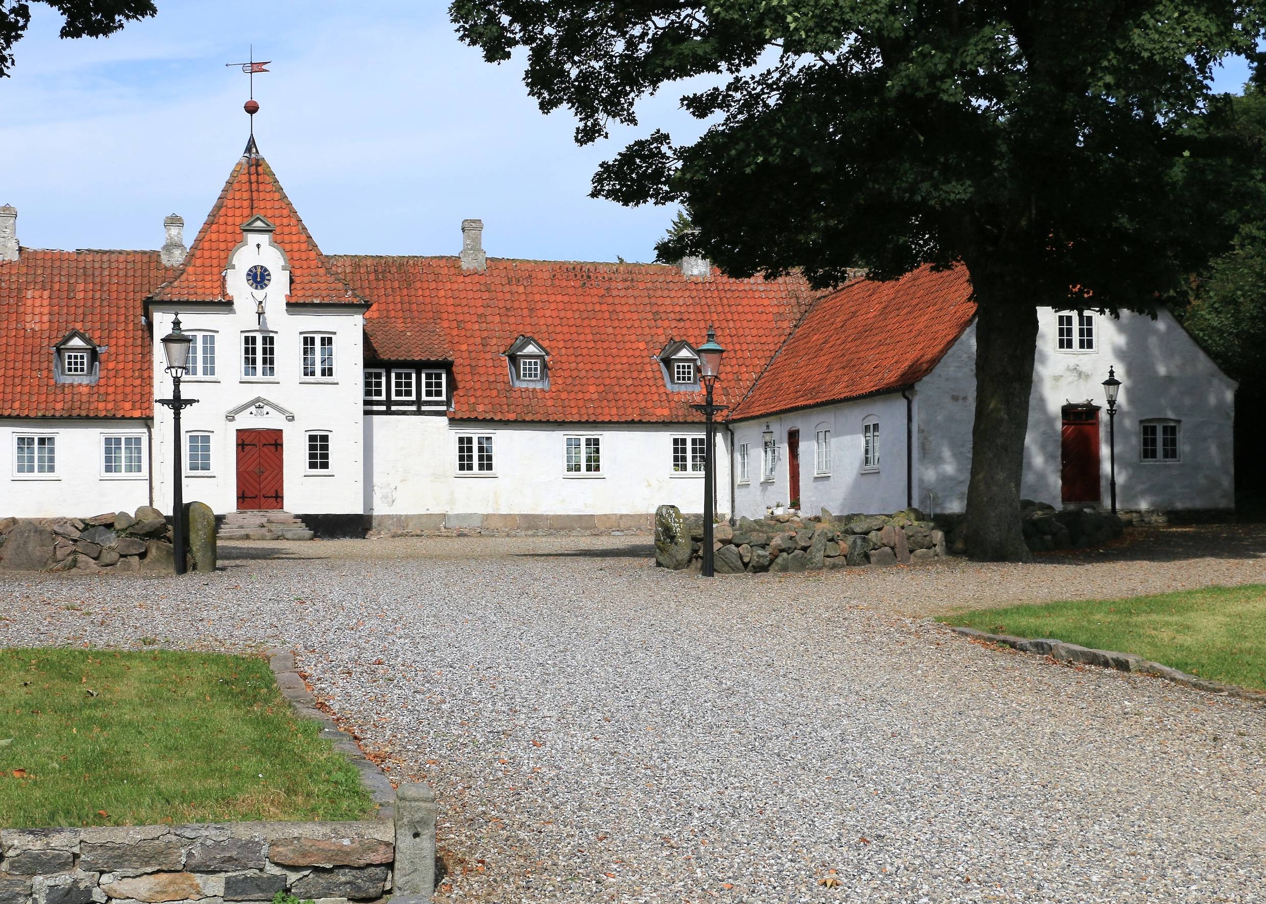 Weißer, altmodischer Gutshof