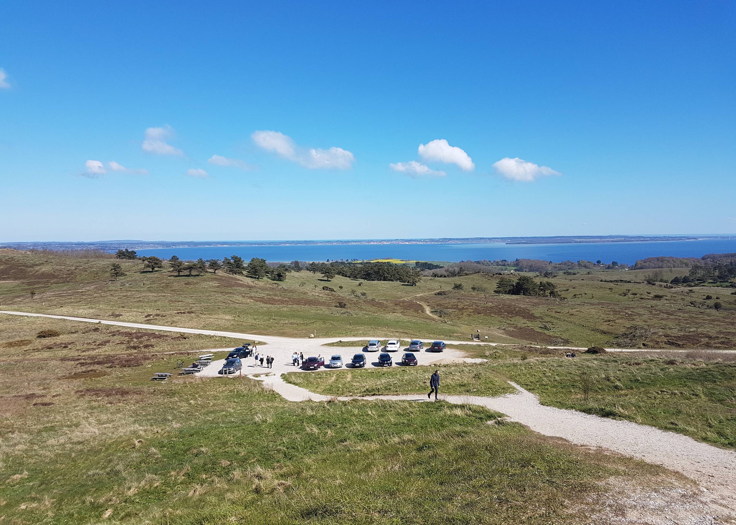 Parkplatz in den Hügeln, Ostsee im Hintergrund