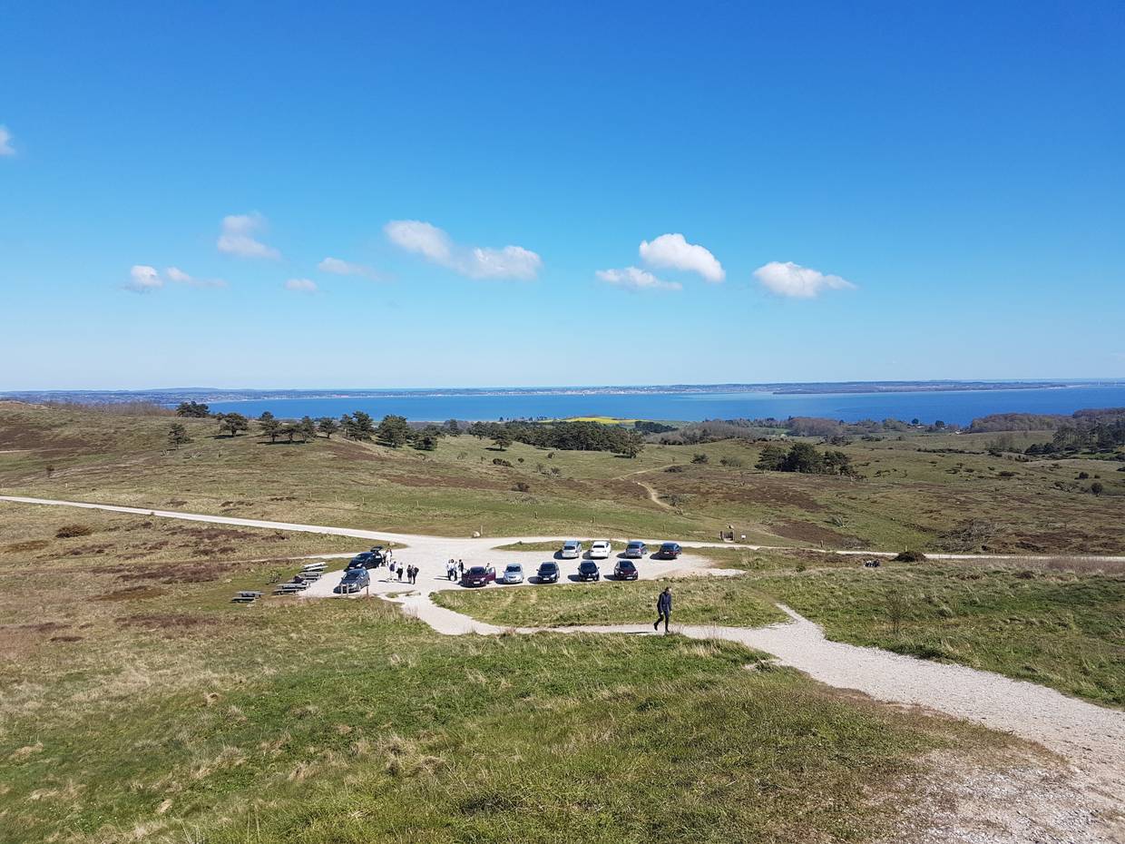 Parkplatz in den Hügeln, Ostsee im Hintergrund