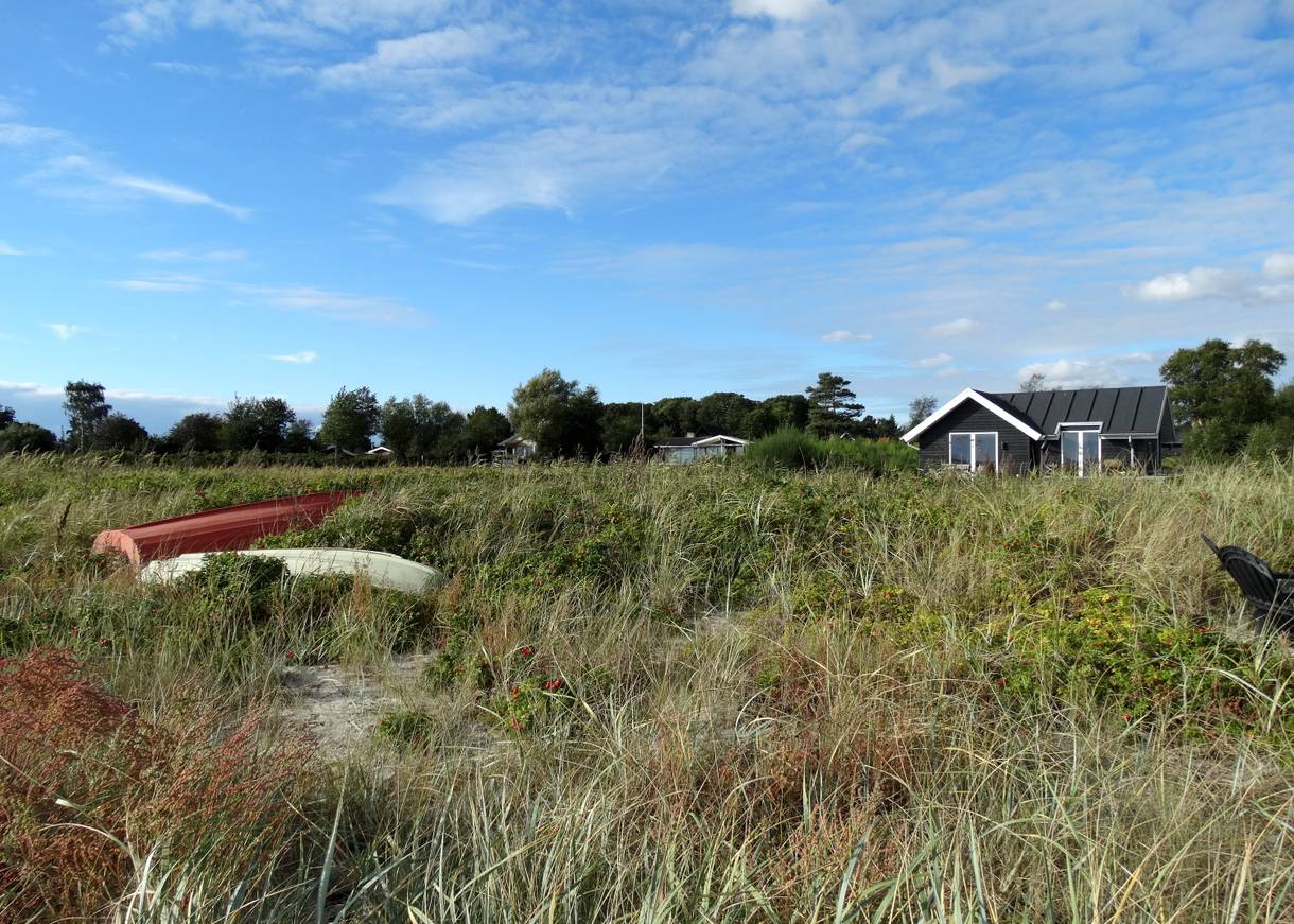Wiesen und Ferienhäusern in Odder, vom Strand aus fotografiert