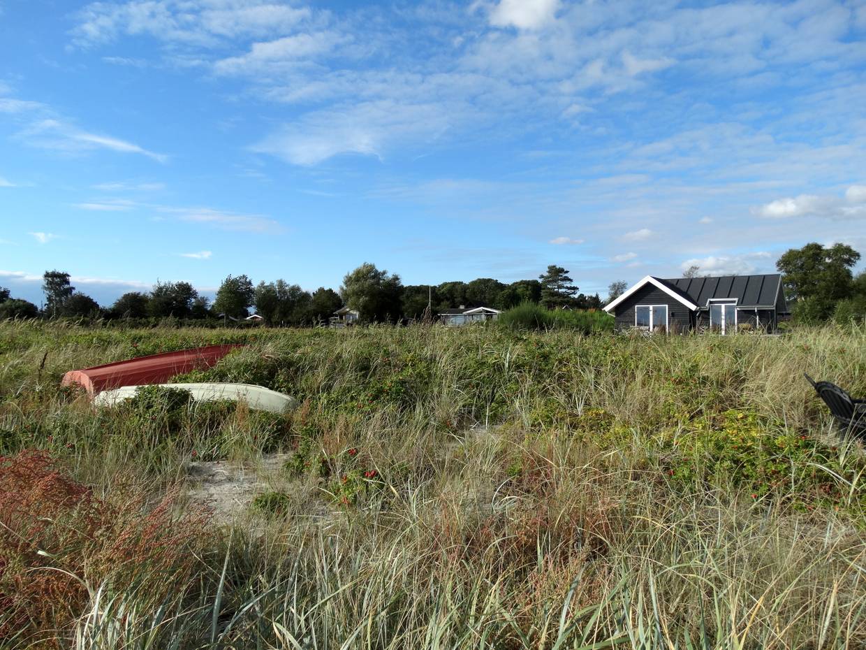 Wiesen und Ferienhäusern in Odder, vom Strand aus fotografiert