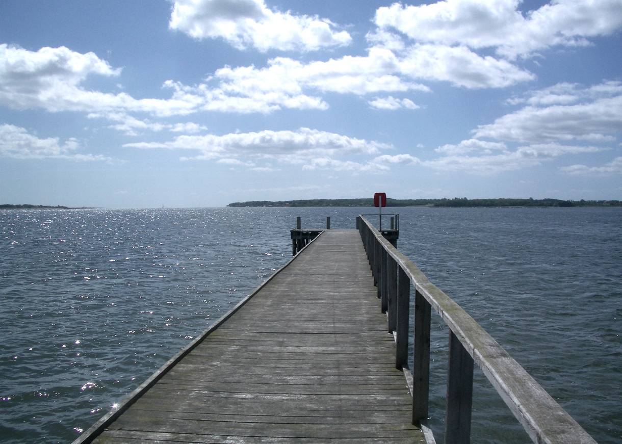 Holzsteg ber dem wasser, am Ende Platz der Anleger für eine Fähre