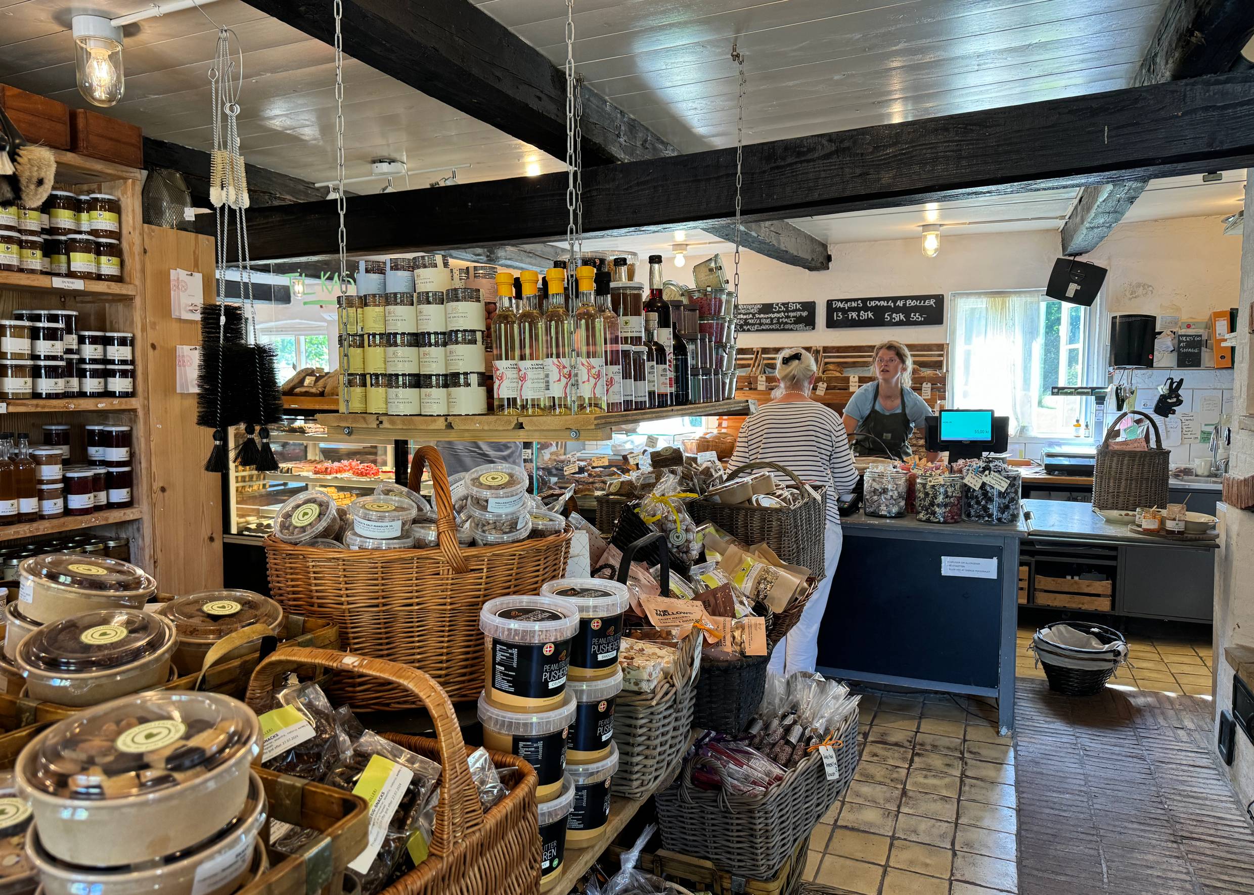 Ladenlokal voll mit delikatessen und Blick auf den Verkaufstresen