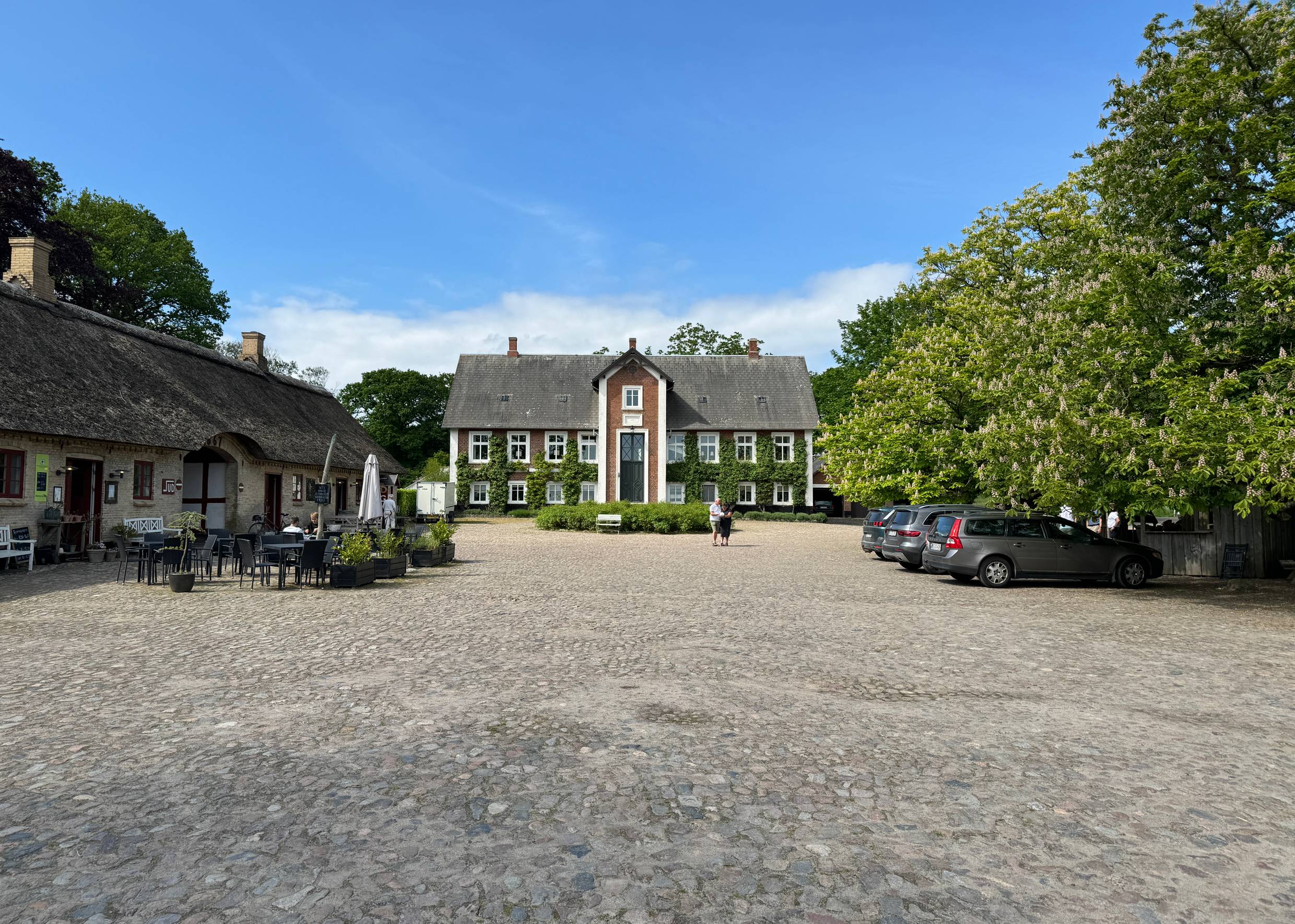 Blick in einem großen Hof auf ein altes Wohngebäude