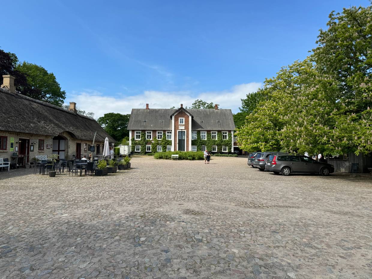 Blick in einem großen Hof auf ein altes Wohngebäude
