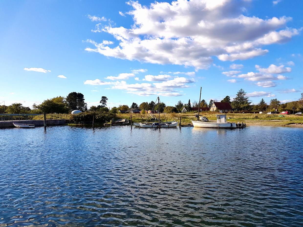 Kleine Fischerboote unter blauem Himmel in Nordsminde