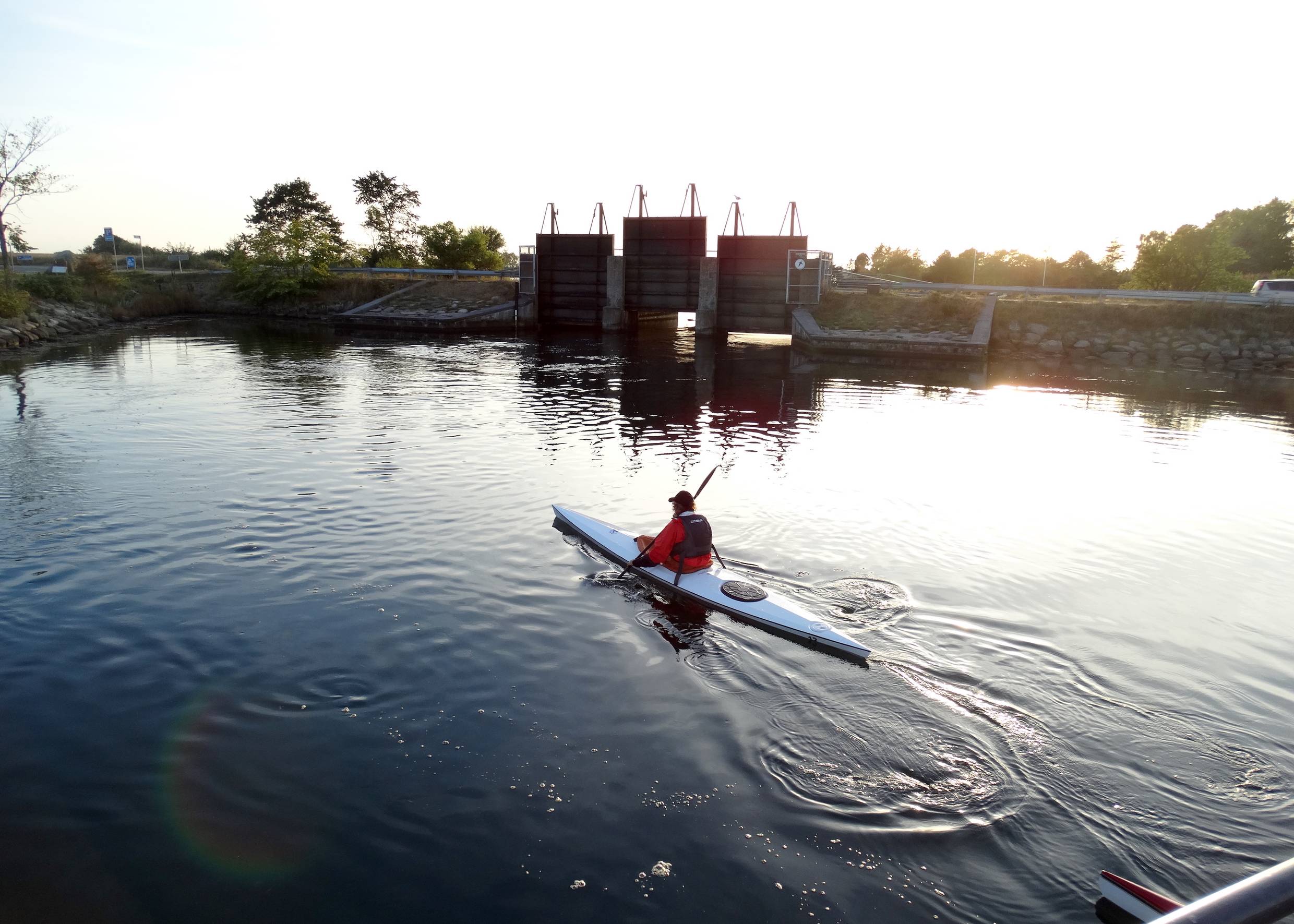 Kajakfahrer an der Schleuse zum Hafen
