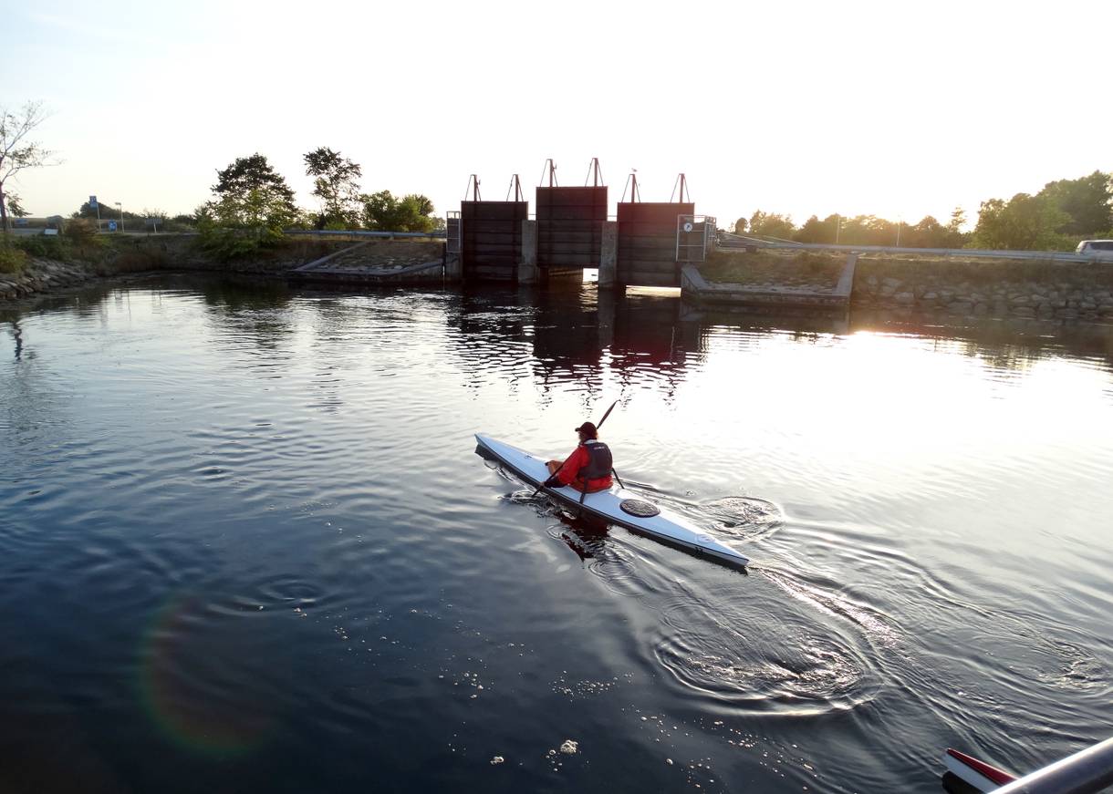Kajakfahrer an der Schleuse zum Hafen