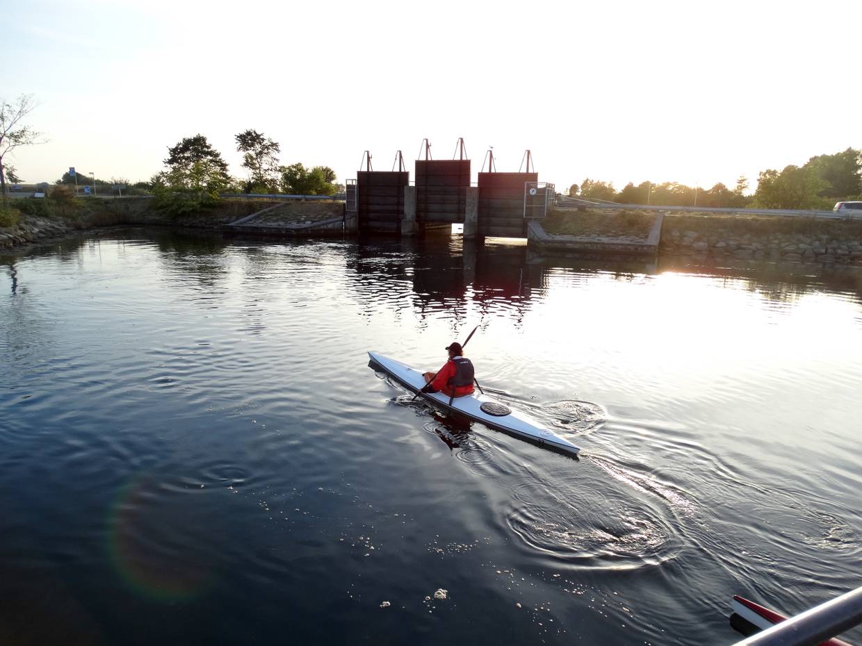 Kajakfahrer an der Schleuse zum Hafen