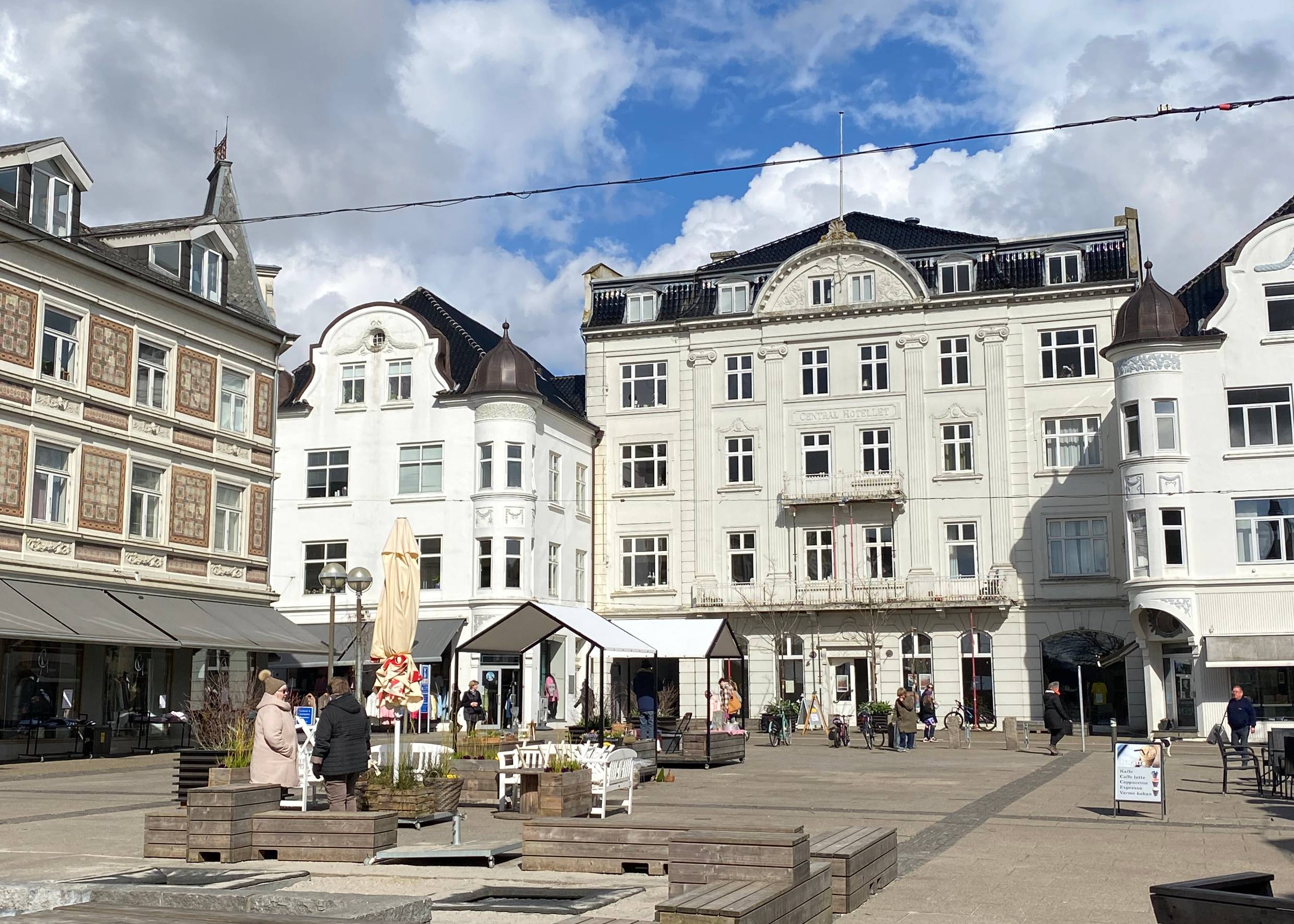 Leerer Marktplatz zwischen gepflegten Stadthäusern