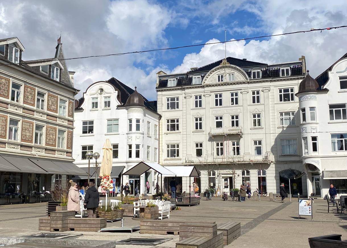 Leerer Marktplatz zwischen gepflegten Stadthäusern