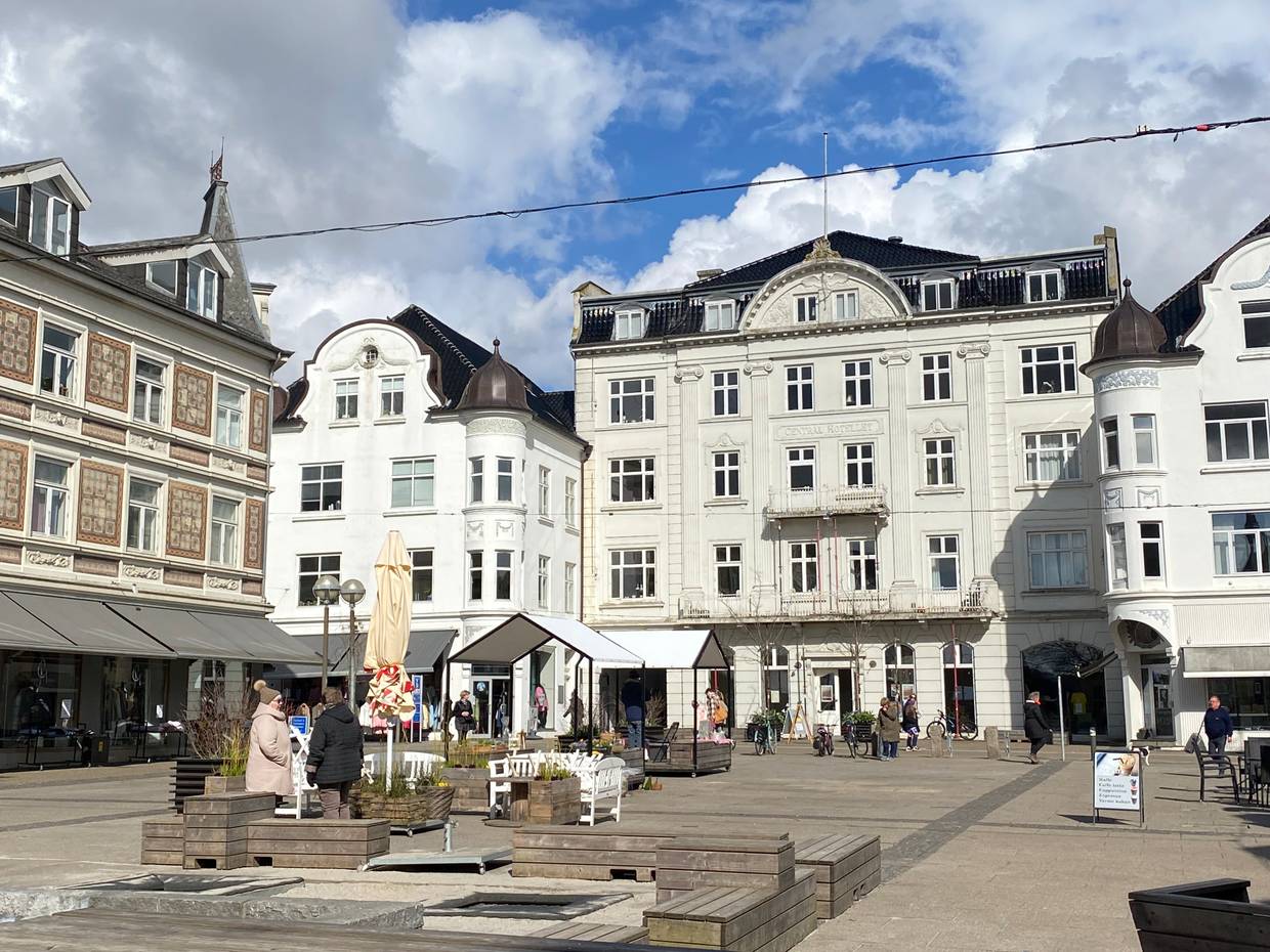 Leerer Marktplatz zwischen gepflegten Stadthäusern