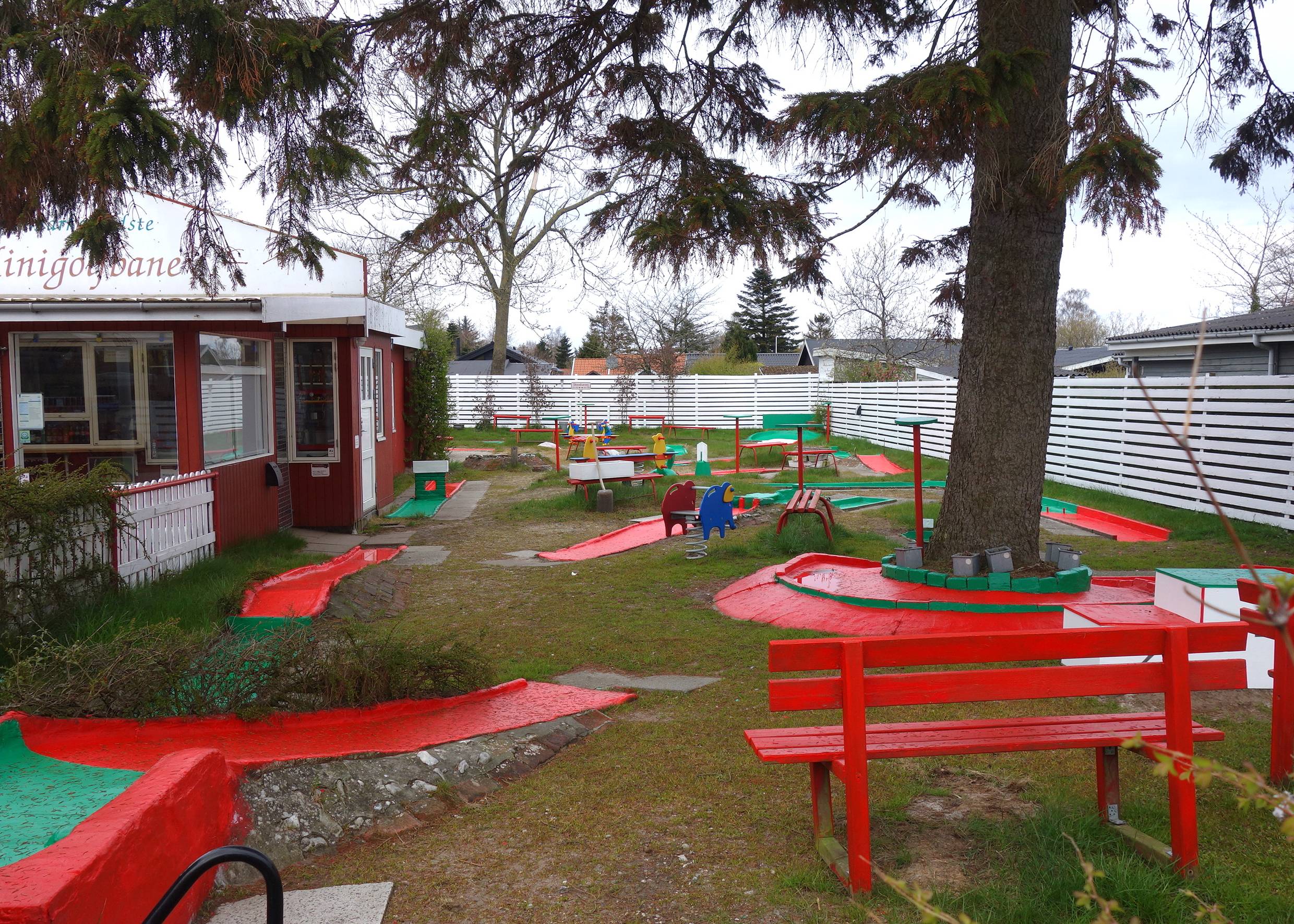 Rote Spielbahnen im Garten einer Minigolfanlage