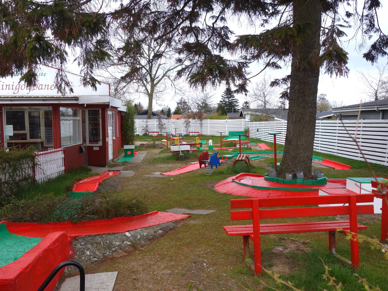 Rote Spielbahnen im Garten einer Minigolfanlage