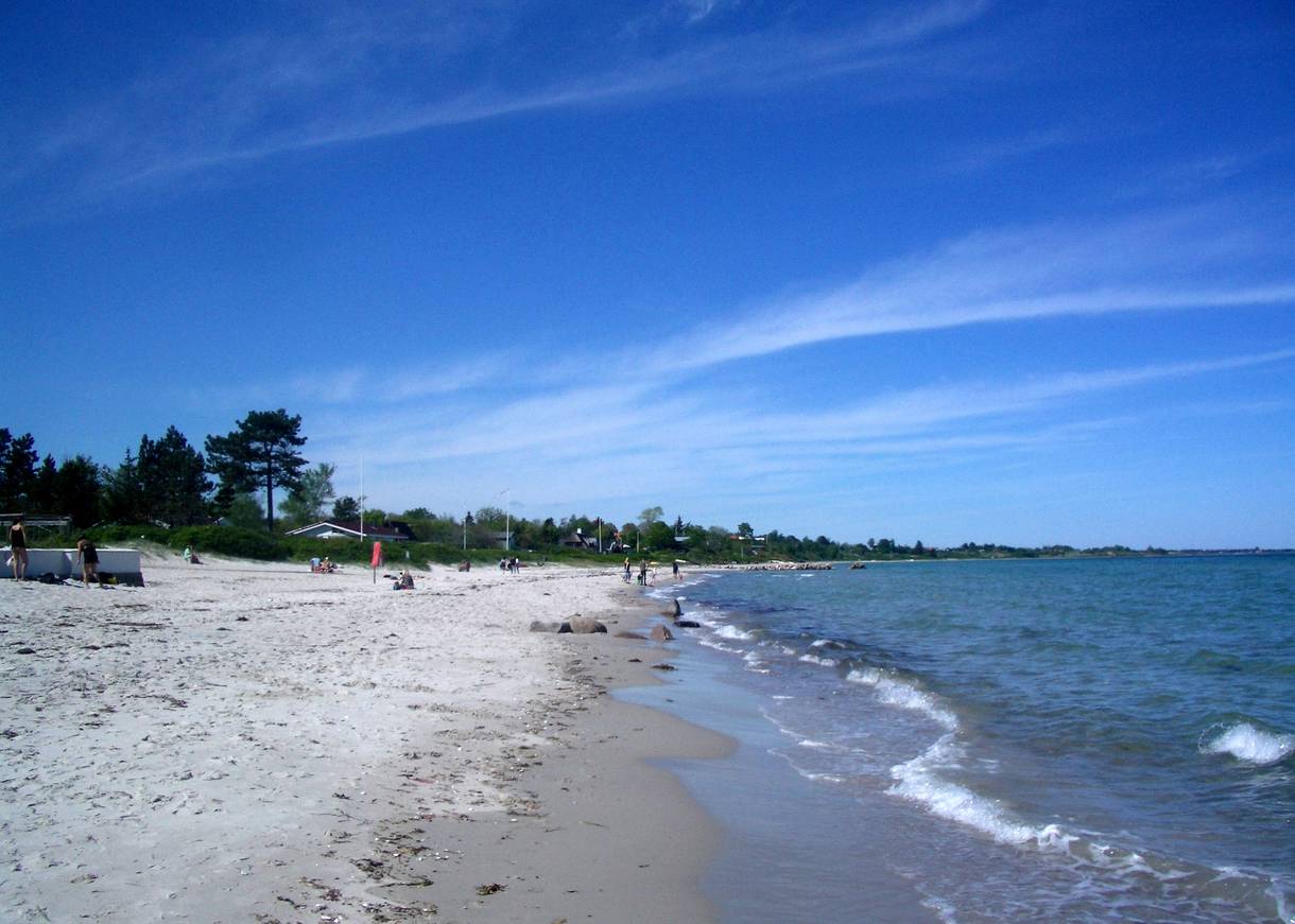 Blick auf den Strand in Saksild mit Badegästen