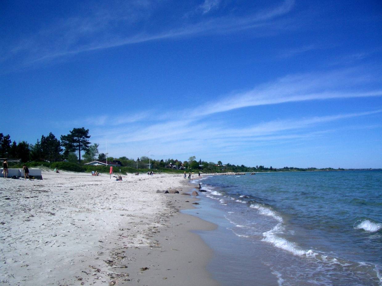 Blick auf den Strand in Saksild mit Badegästen