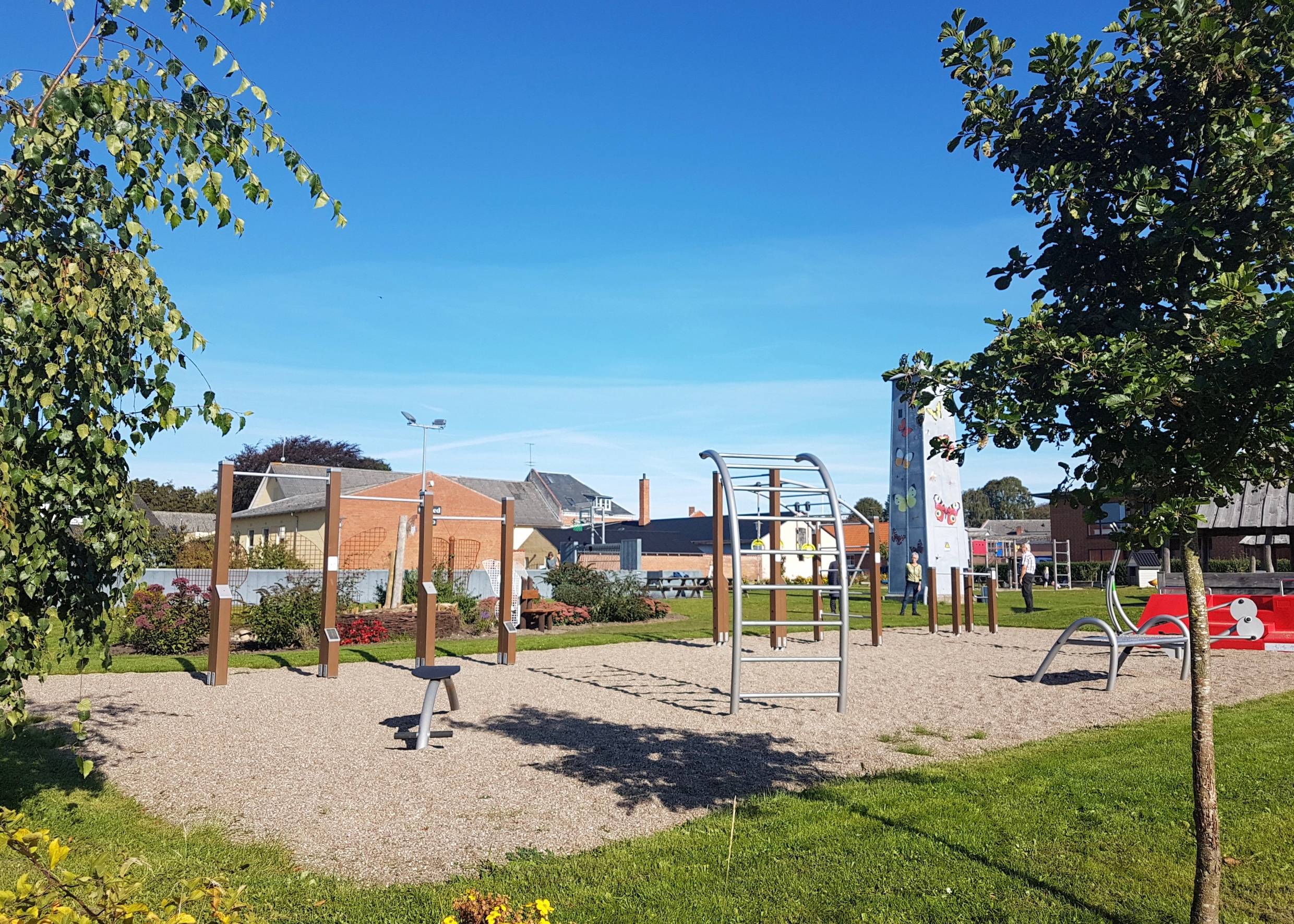 Spielplatz mit zahlreichen Klettergerüsten