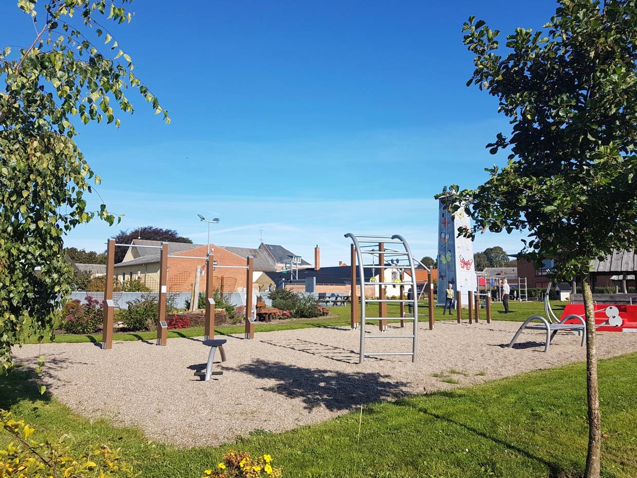 Spielplatz mit zahlreichen Klettergerüsten