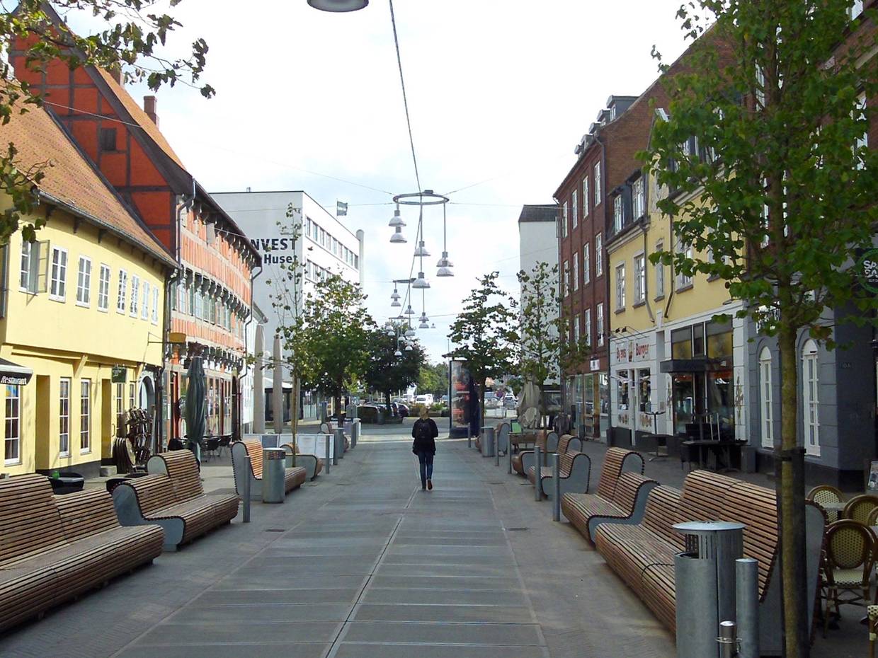 Fußgängerzone mit alten Häusern und vielen Bänken am Wegesrand