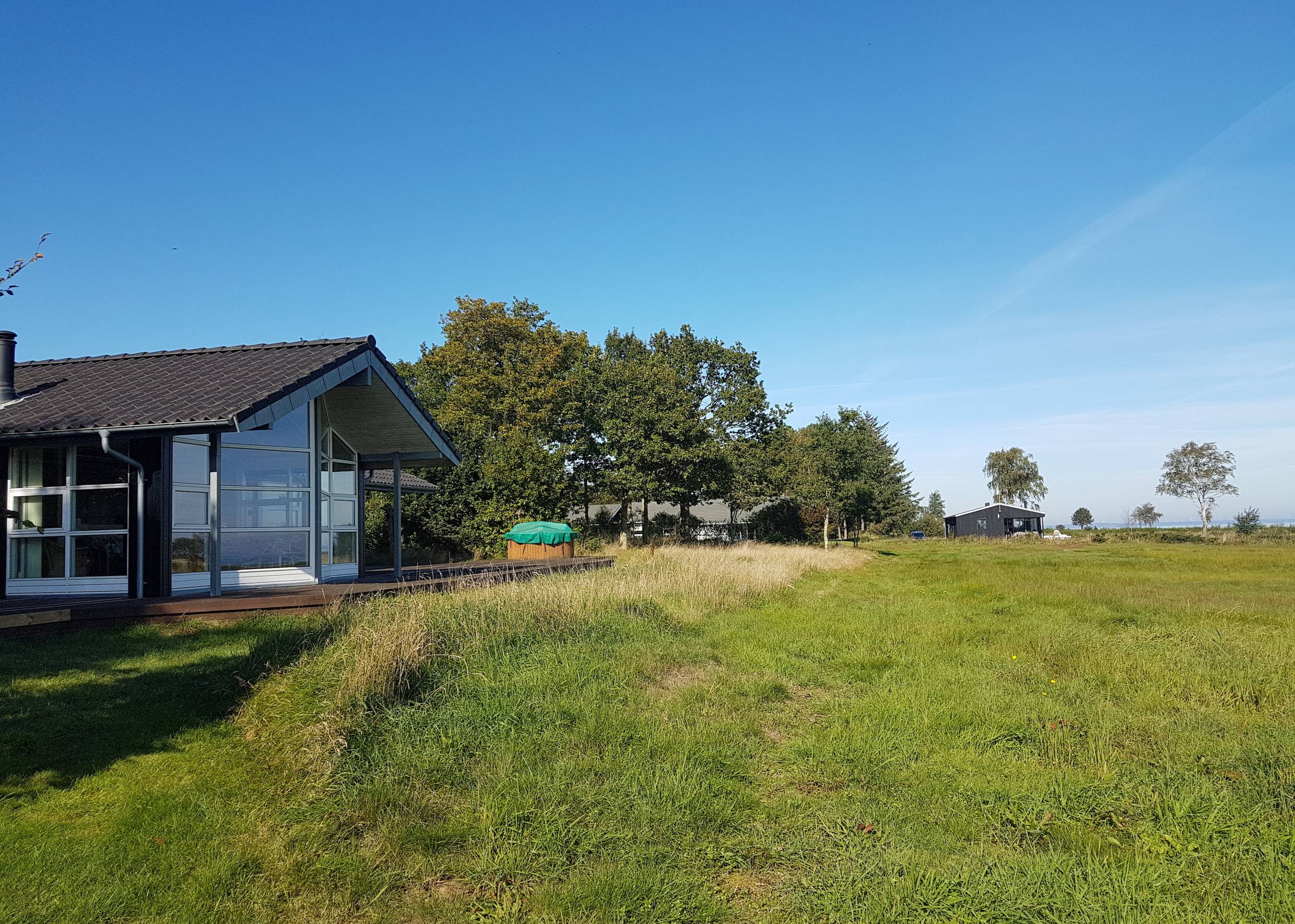Ferienhäuser am Rand eine üppig-grünen Wiese