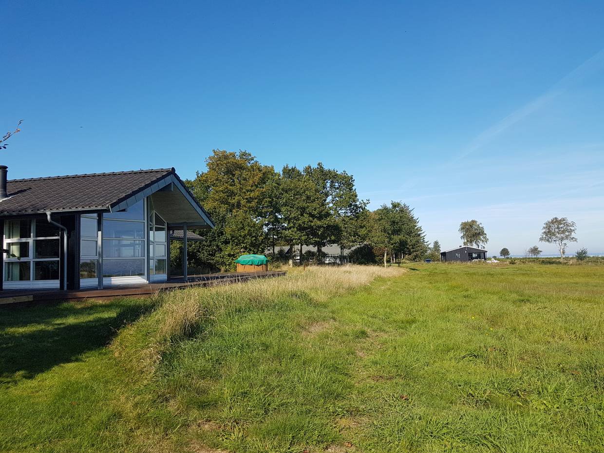 Ferienhäuser am Rand eine üppig-grünen Wiese