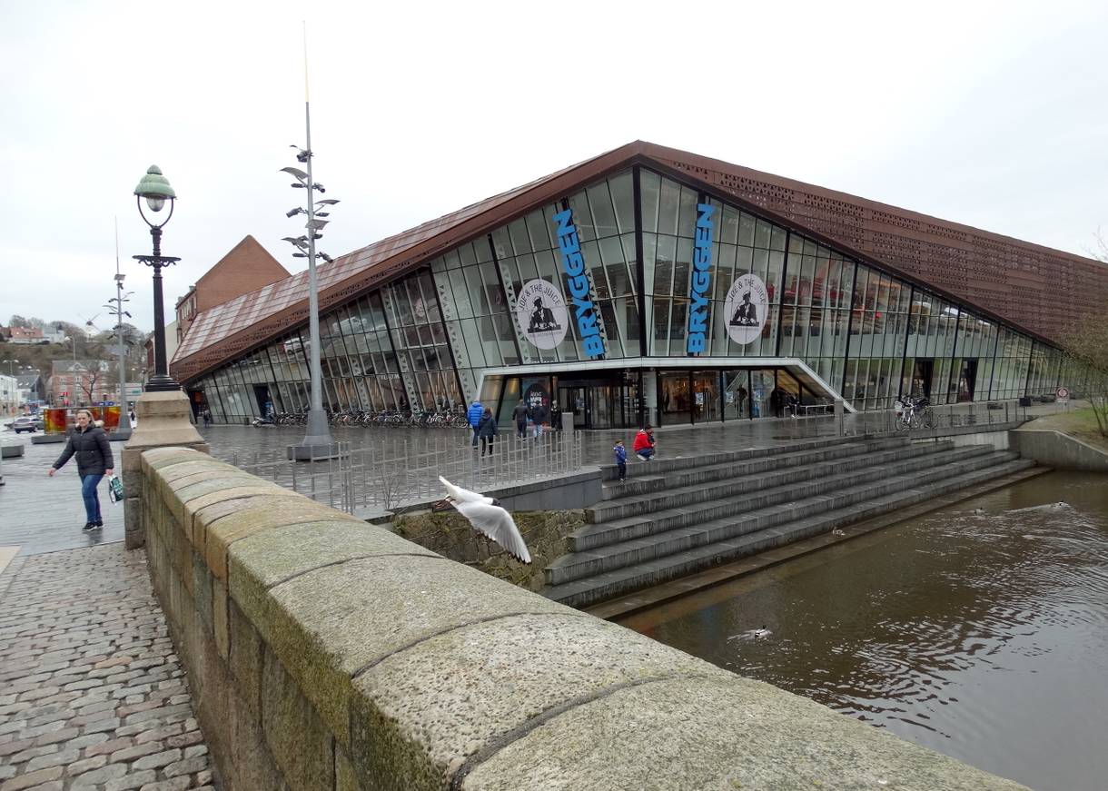 Einkaufszentrum , vor dem eingang eine Treppe zum Fluss