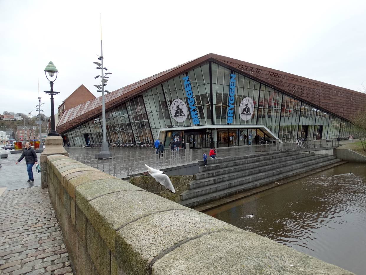Einkaufszentrum , vor dem eingang eine Treppe zum Fluss