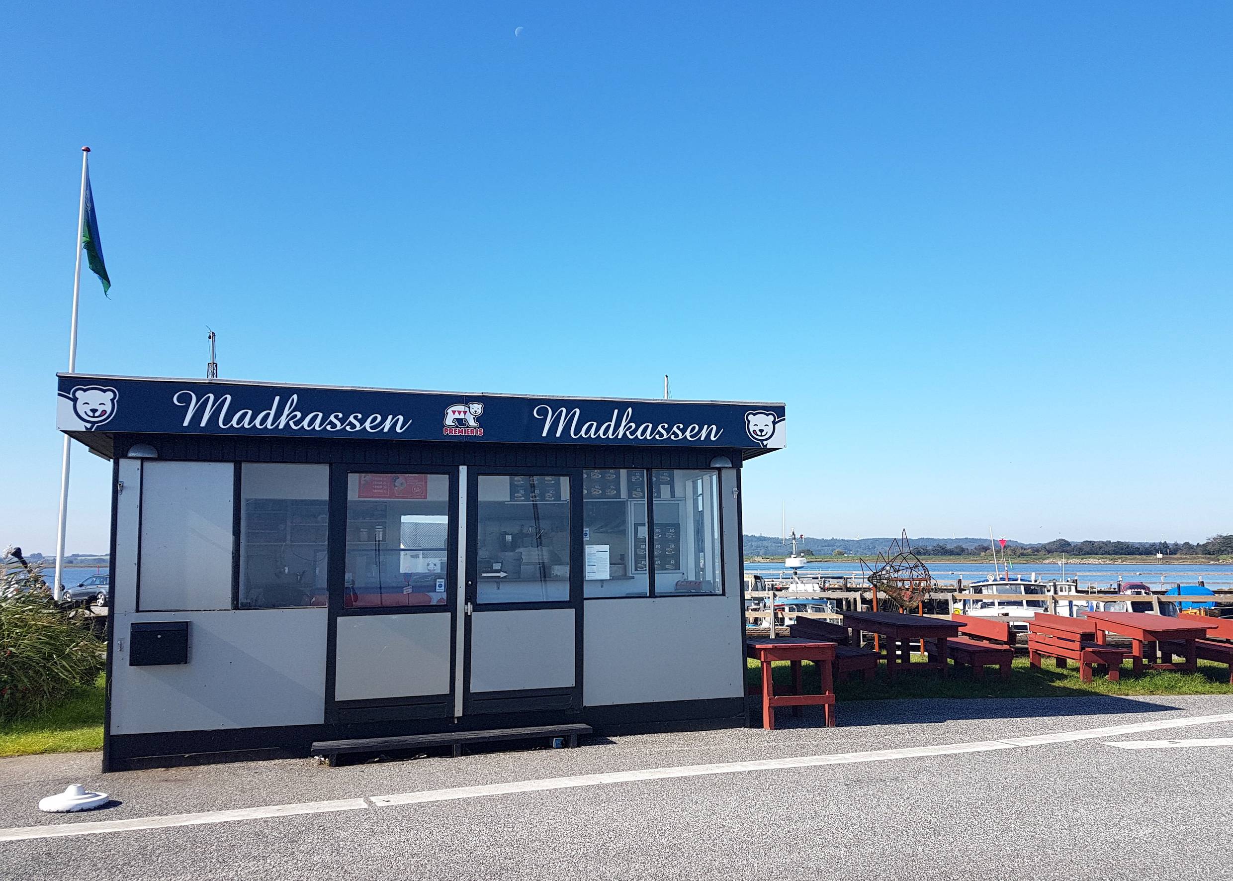 Kleiner Imbiss namens Madkassen zwischen Straße und Fjord