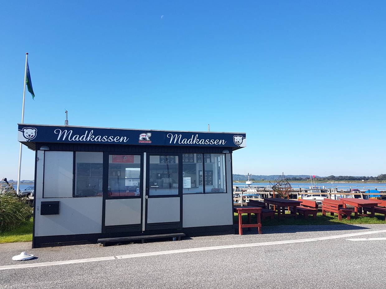 Kleiner Imbiss namens Madkassen zwischen Straße und Fjord