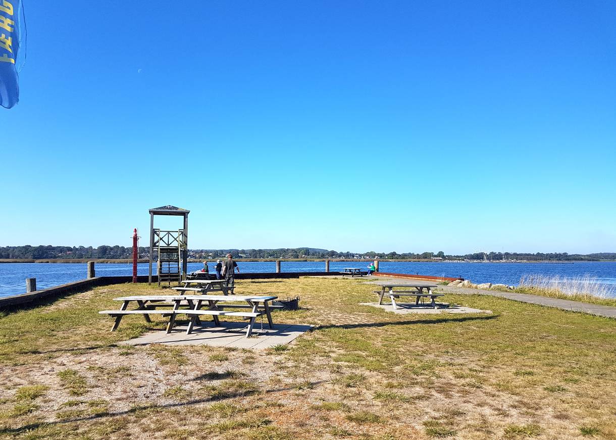 Picknickplatz und ein Kletterturm am Fjord