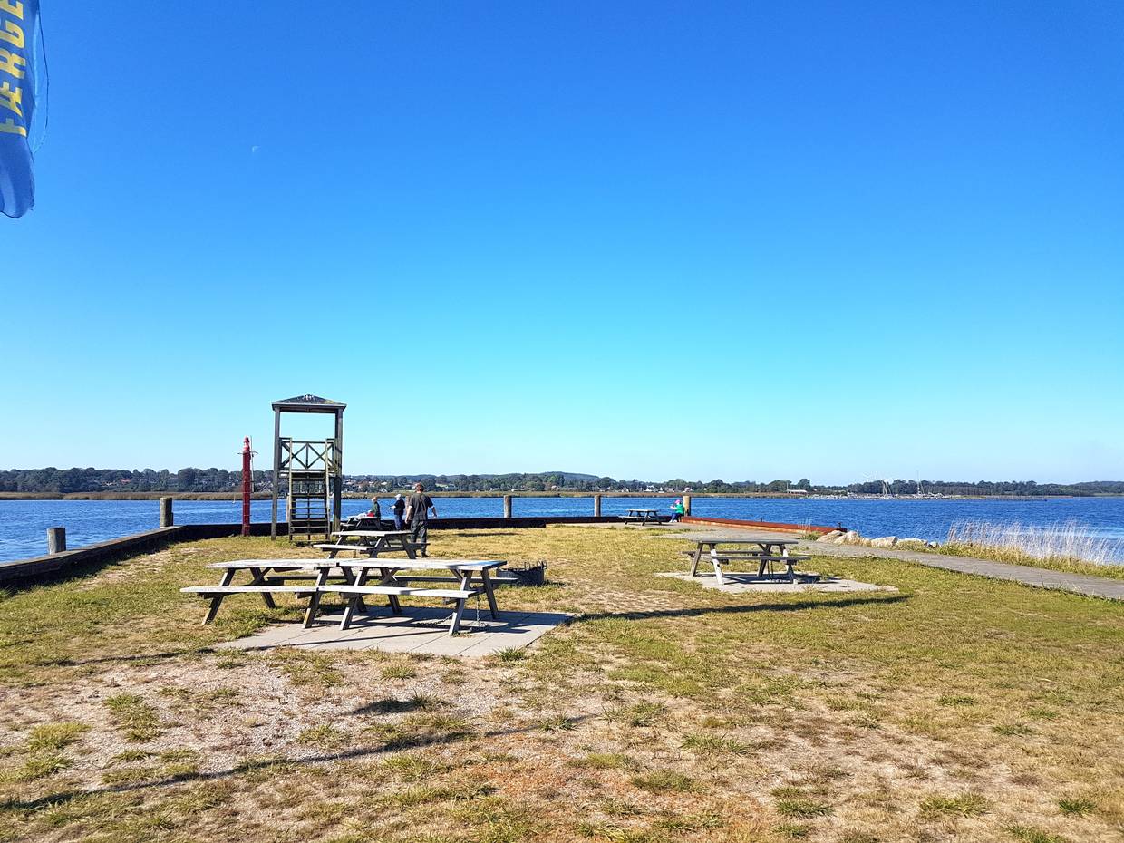 Picknickplatz und ein Kletterturm am Fjord