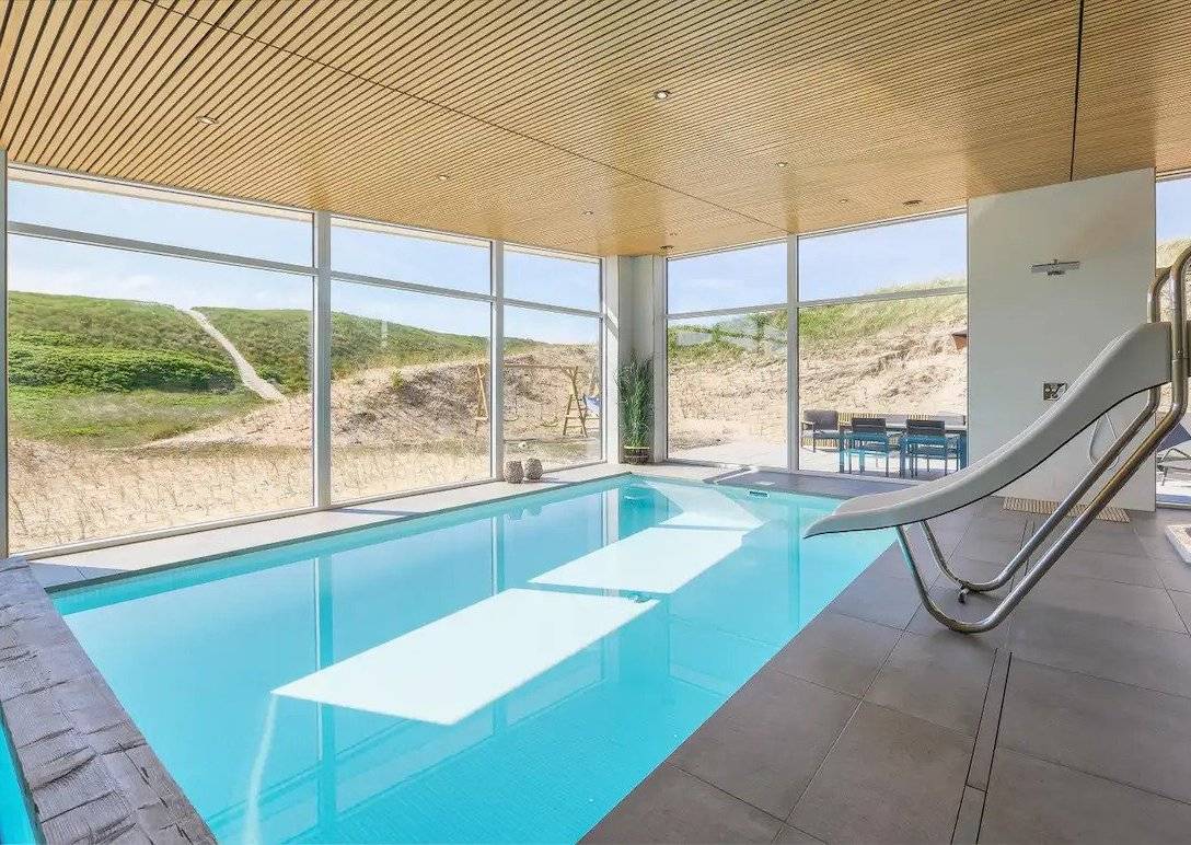 Schicker Pool in einem neuen Ferienhaus mit Blick auf die Dünen