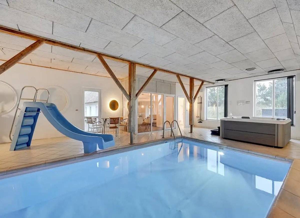 Swimmingpool im Ferienhaus mit Rutsche und großem Whirlpool