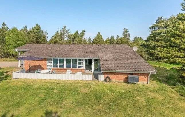 Ferienhaus aus trotem Backstein mit einer umzäunten Terrasse