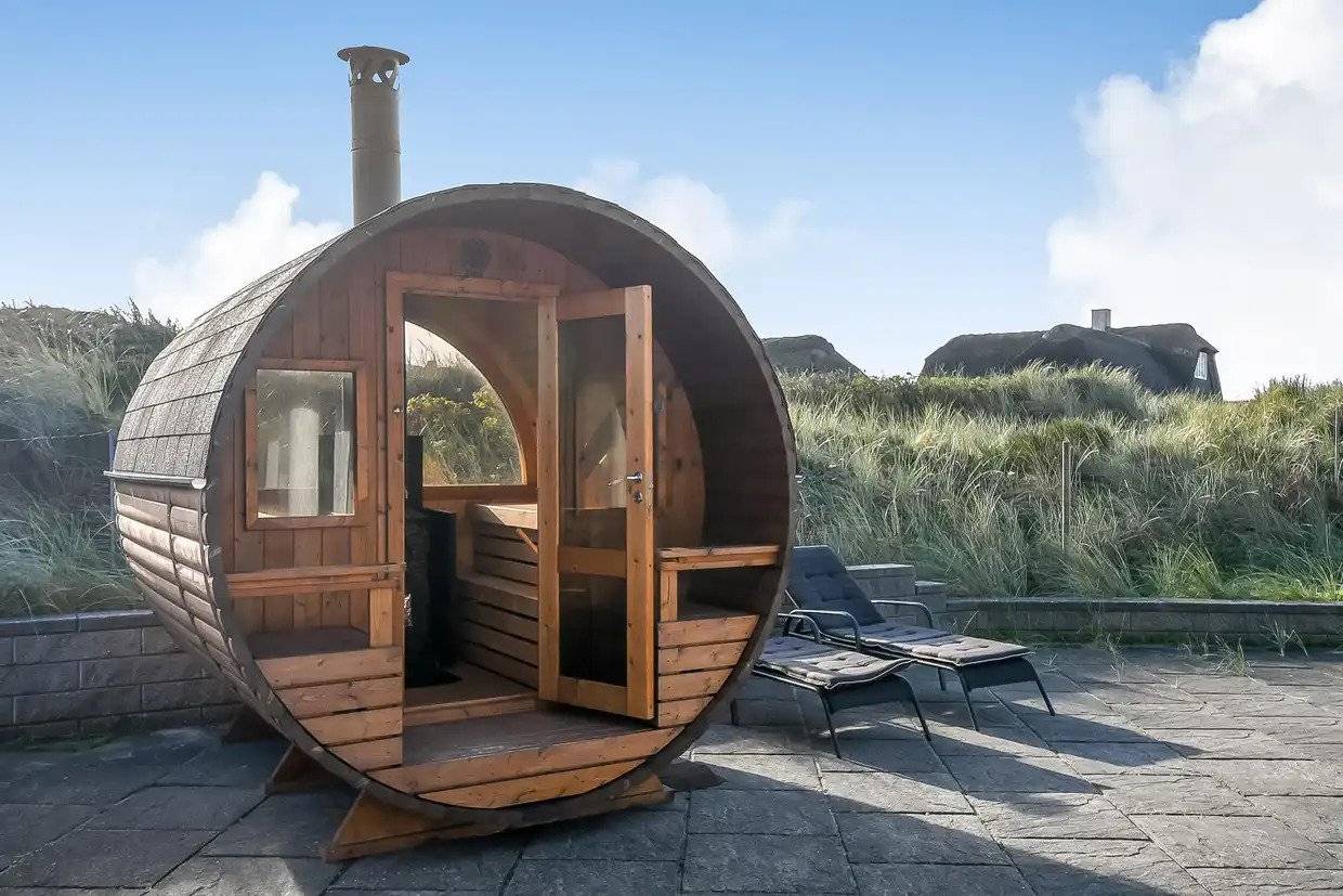 Runde Holzsauna auf der Ferienhaus Terrasse 