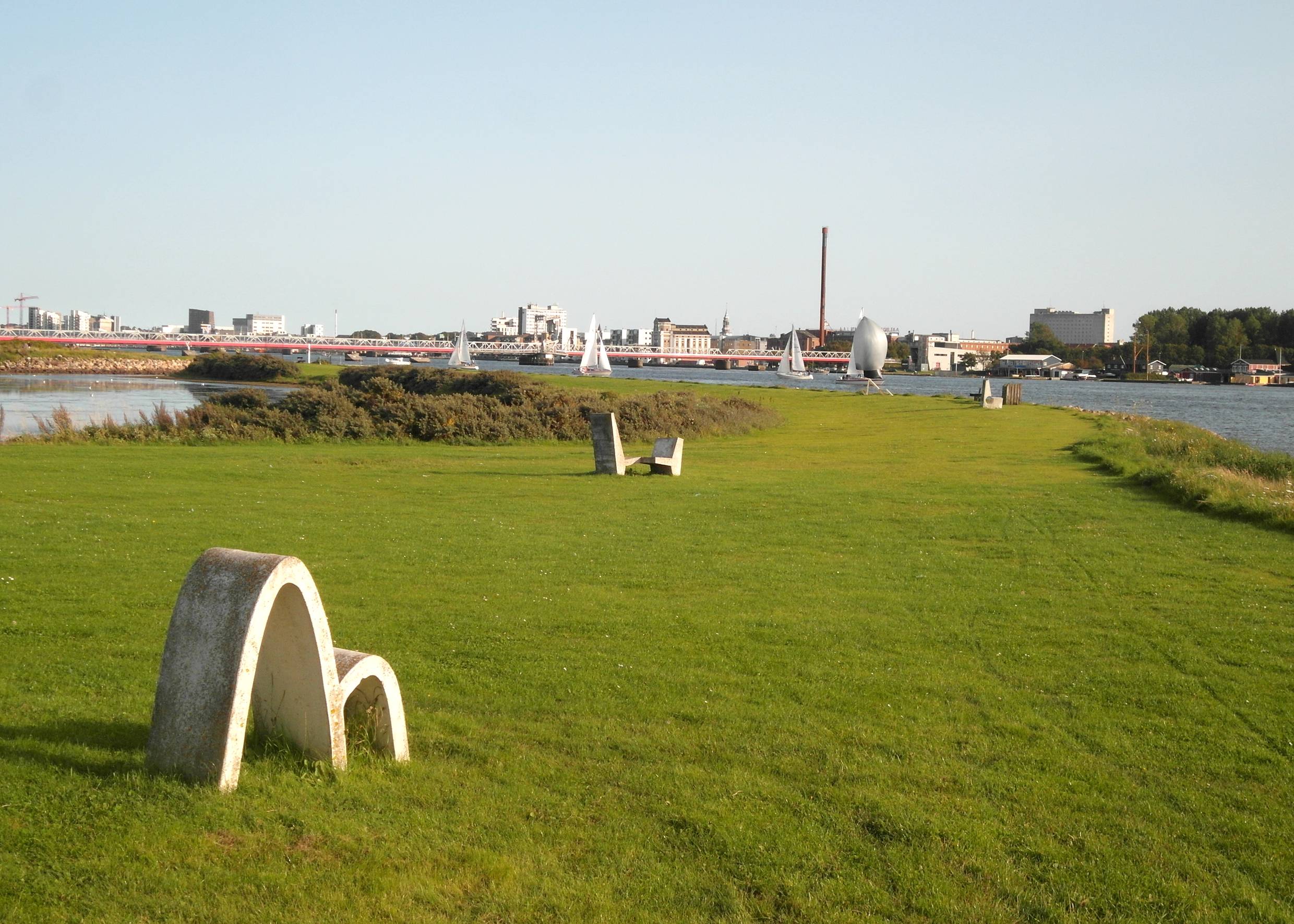 Aussicht auf Aalborg von einer Wiese am Fjord