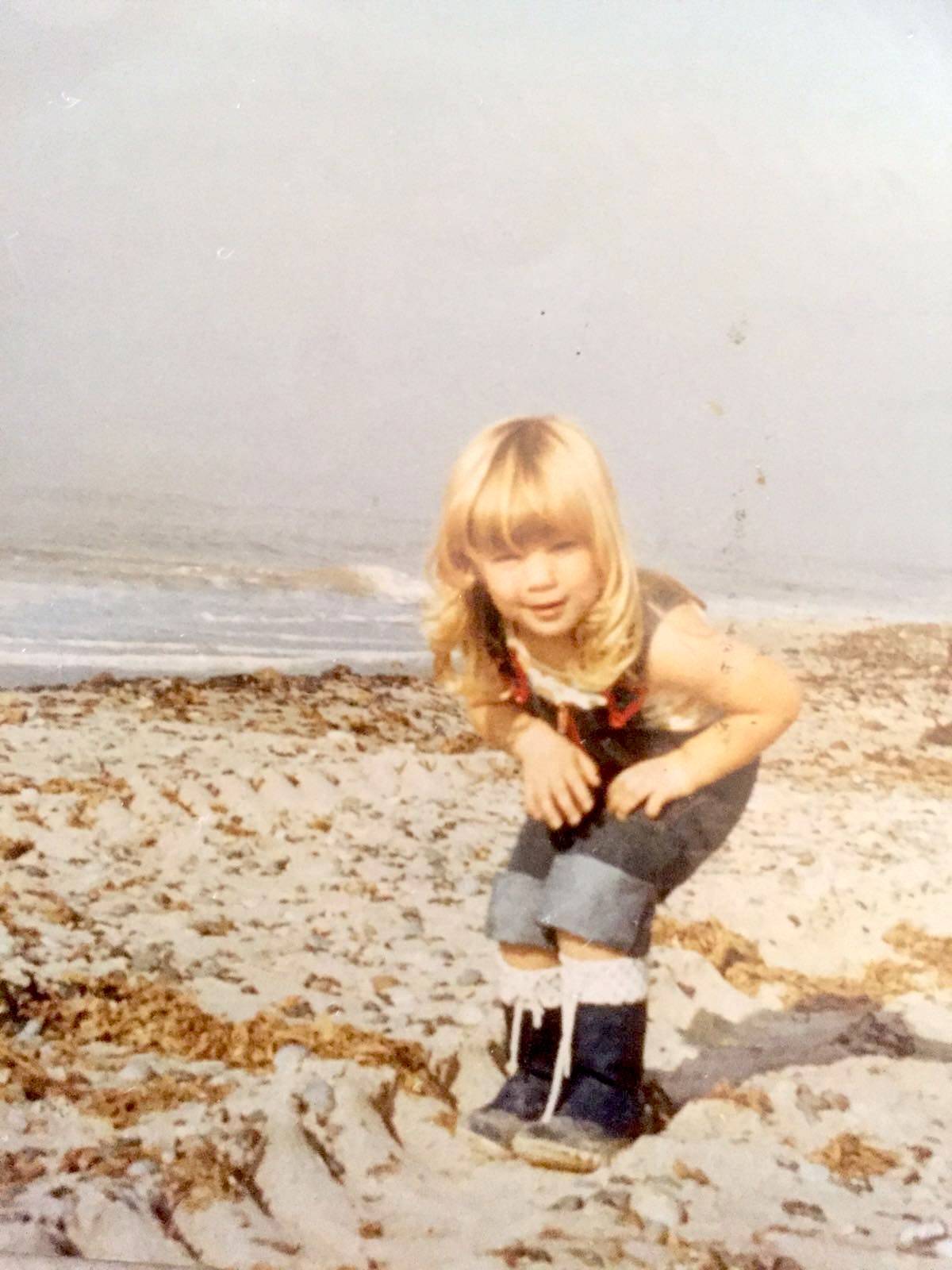 Eva mit vier am Nordseestrand