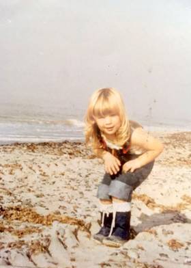 Eva mit vier am Nordseestrand