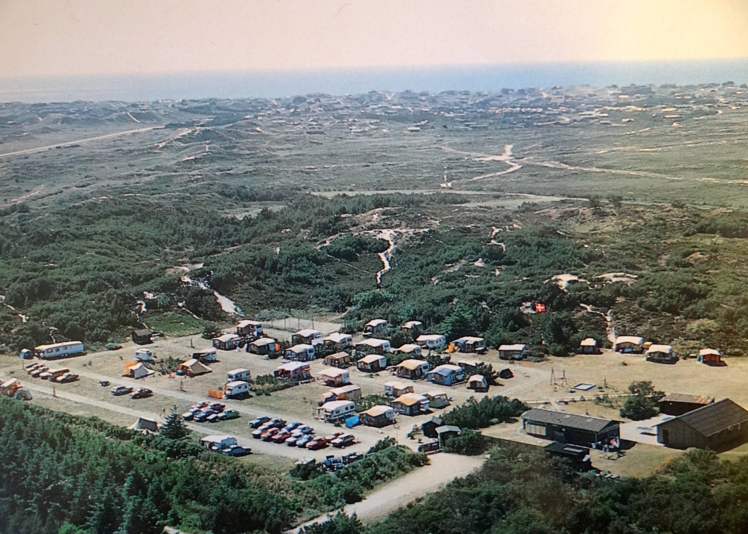 Postkarte von 1972, Luftaufnahme vom Campingplatz mit Dünenlandschaft und Meer im Hintergrund