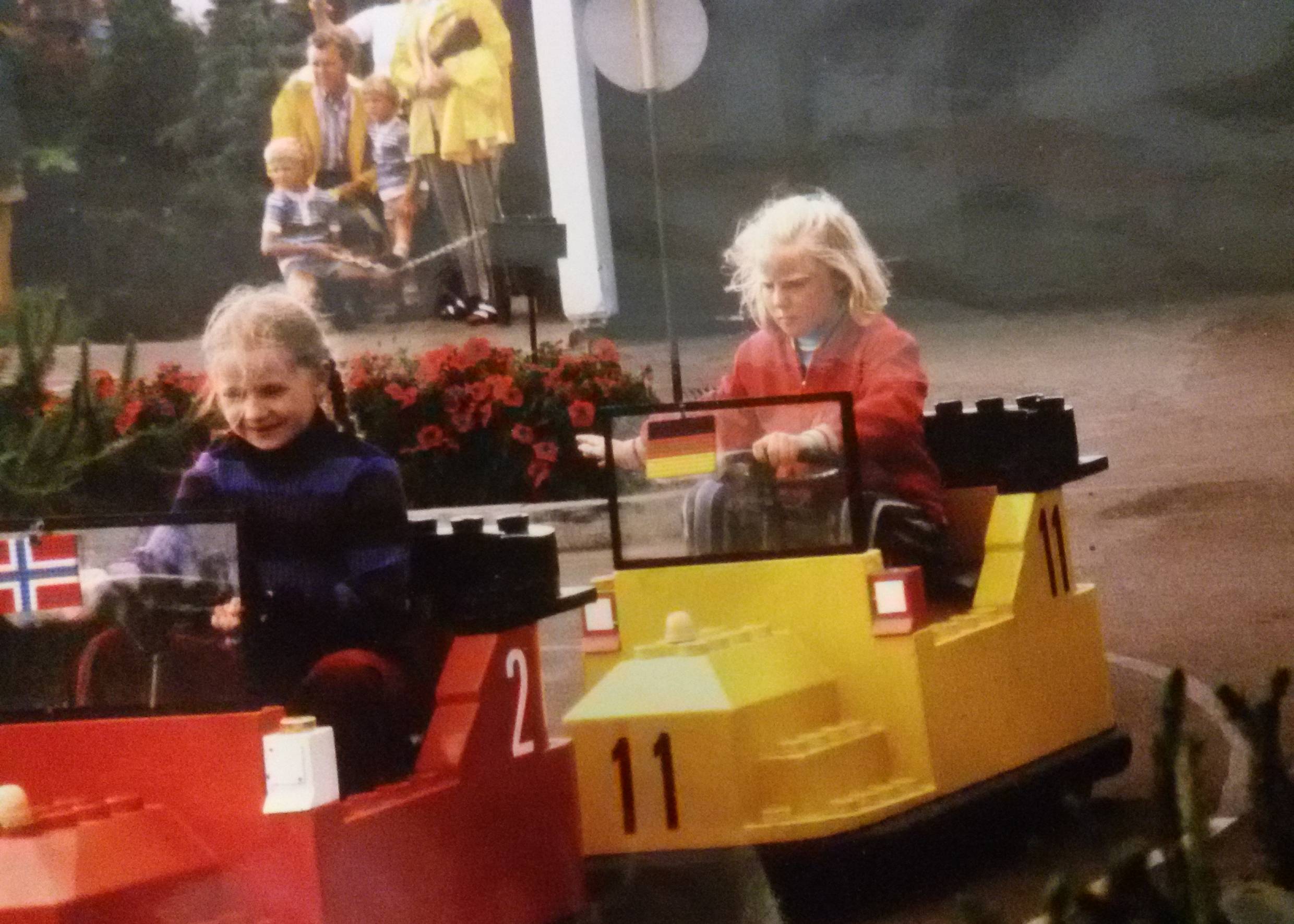 Kinder in kleinen Spielzeugautos im Legoland