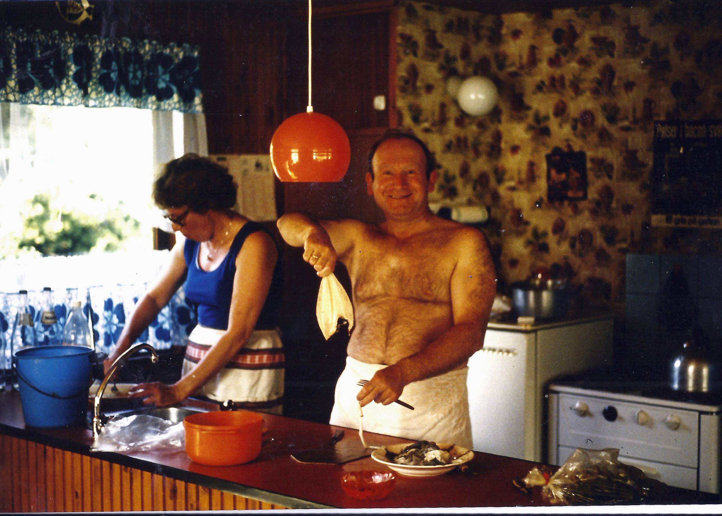 Mann und Frau beim Zubereiten einer Mahlzeit