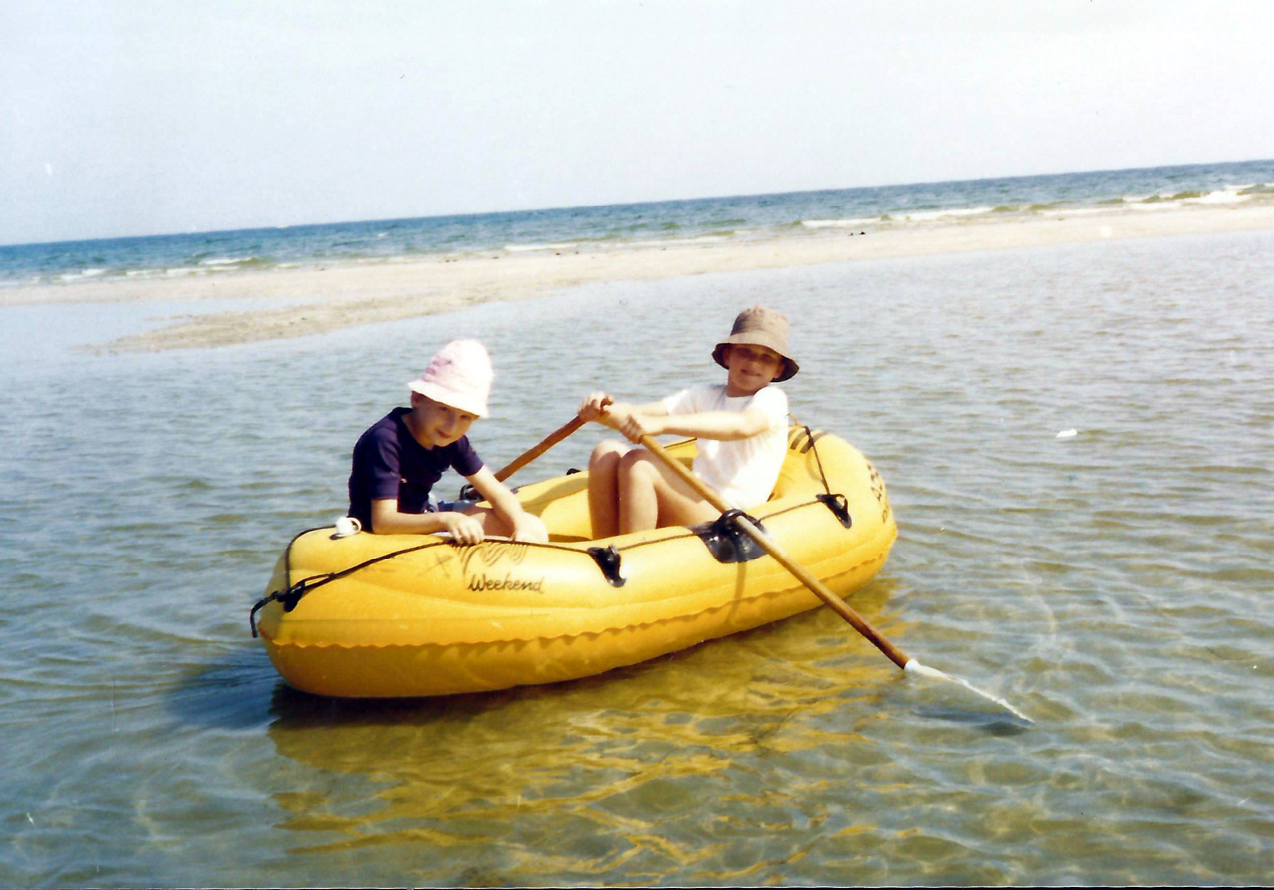 Zwei Kinder in einem gelben Schlauchbboote