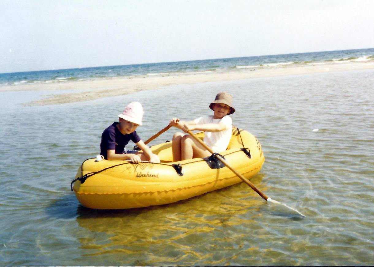 Zwei Kinder in einem gelben Schlauchbboote
