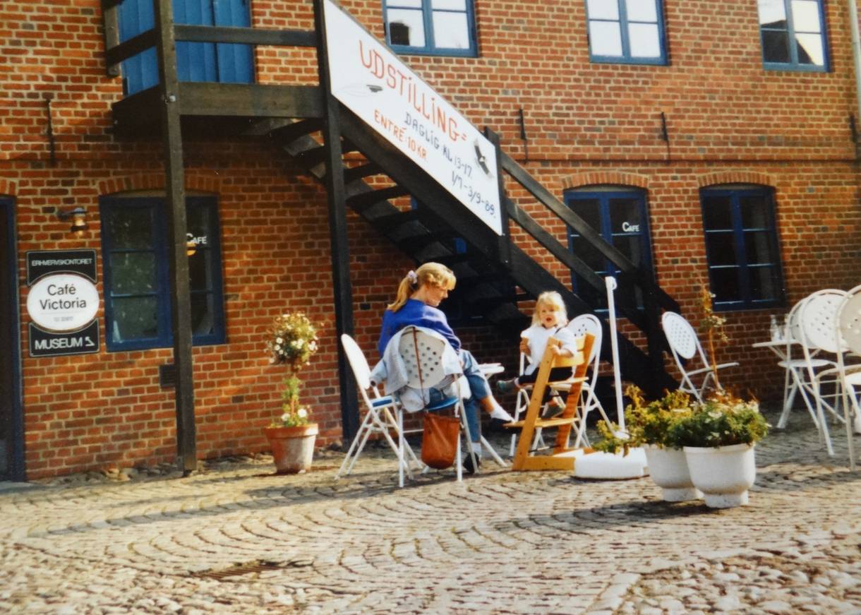 Mutter mit Kind auf der Terrasse eines Cafés
