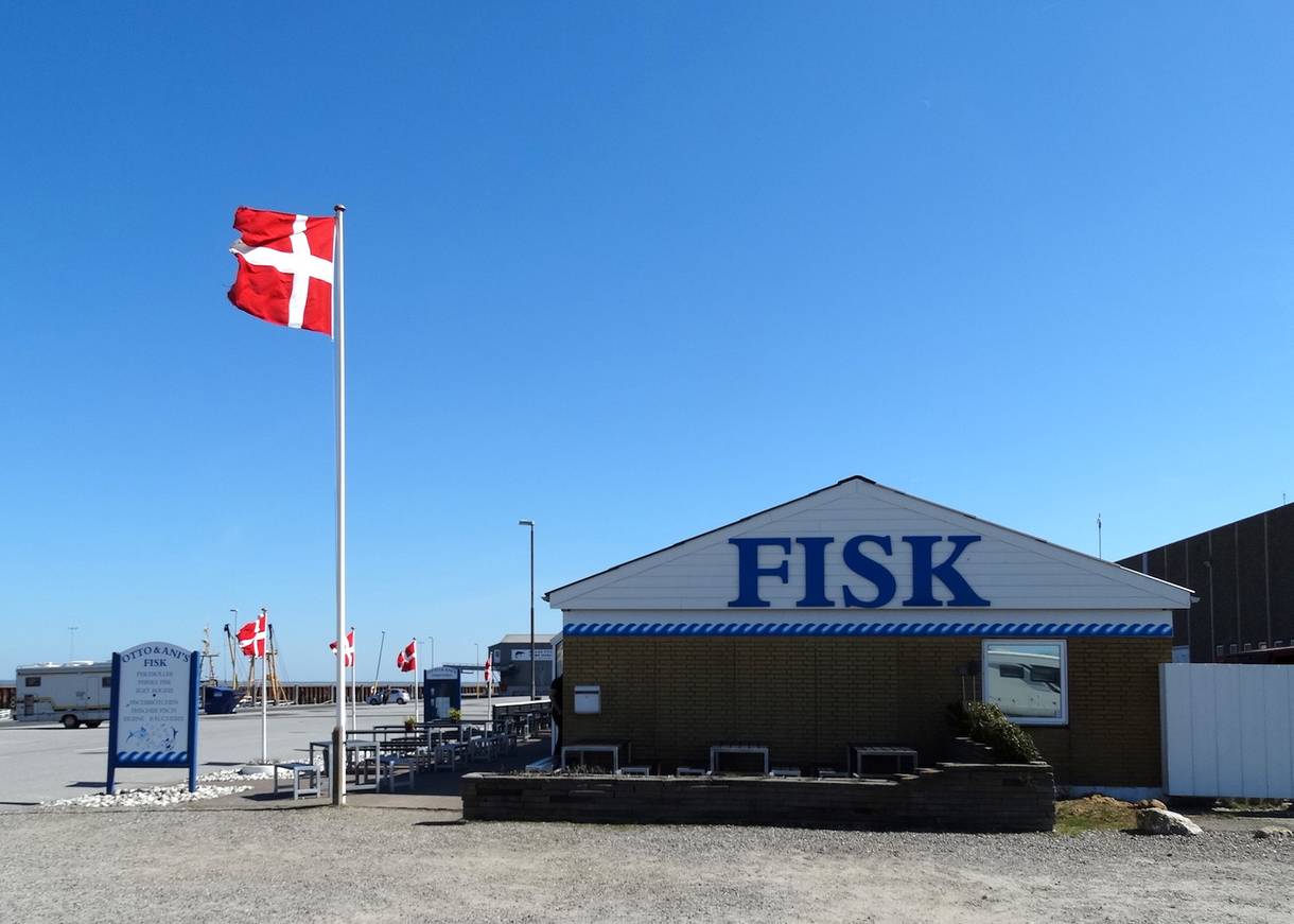 Fischgeschäft mit Dannebrog am Hafen auf Rømø in Dänemark