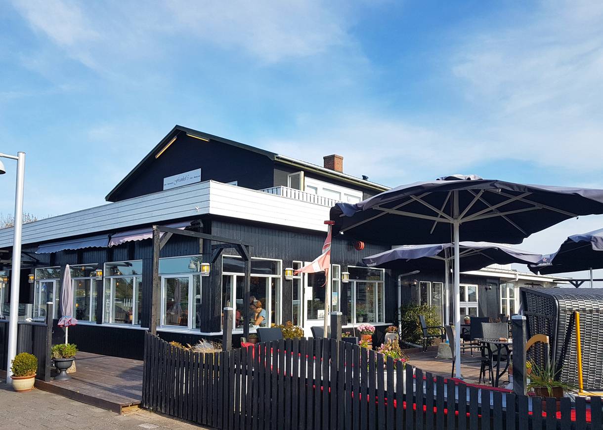 Schwarzes Holzhaus mit einem Restaurant