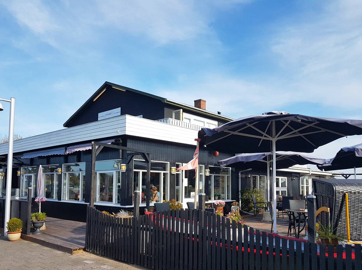 Schwarzes Holzhaus mit einem Restaurant
