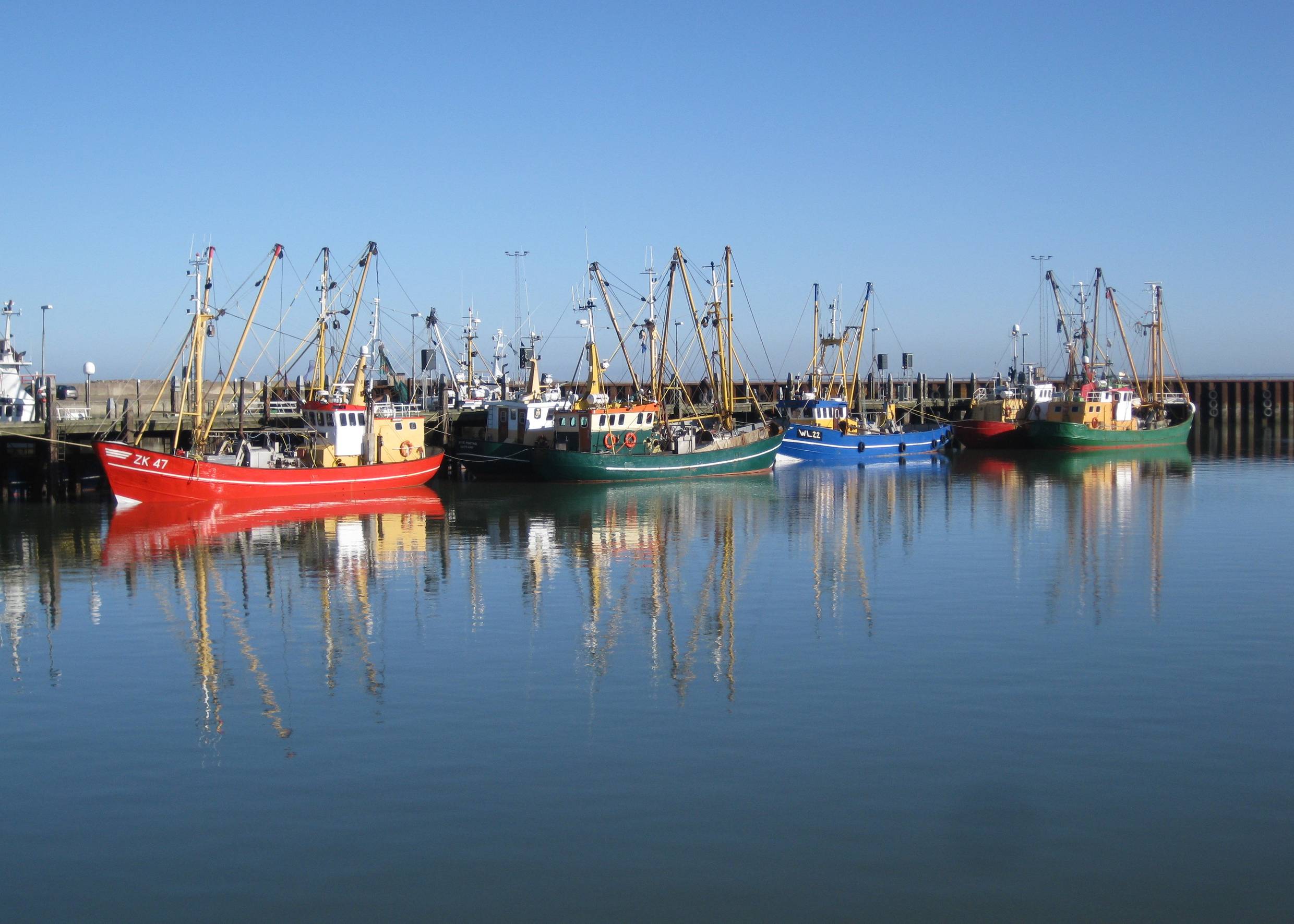 Bunte Fischkutter im Hafen