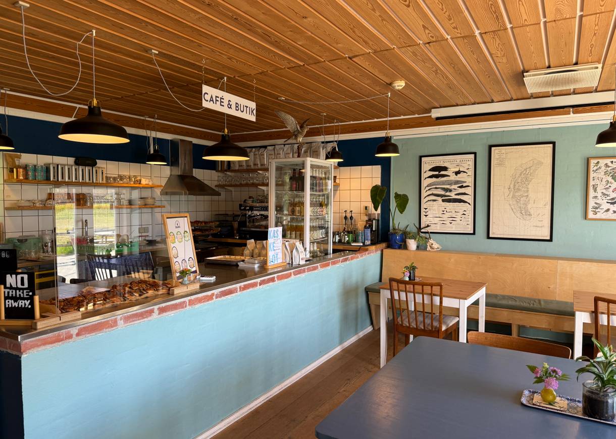 Blick auf den Ausschank in einem Café mit kleinen Holztischen