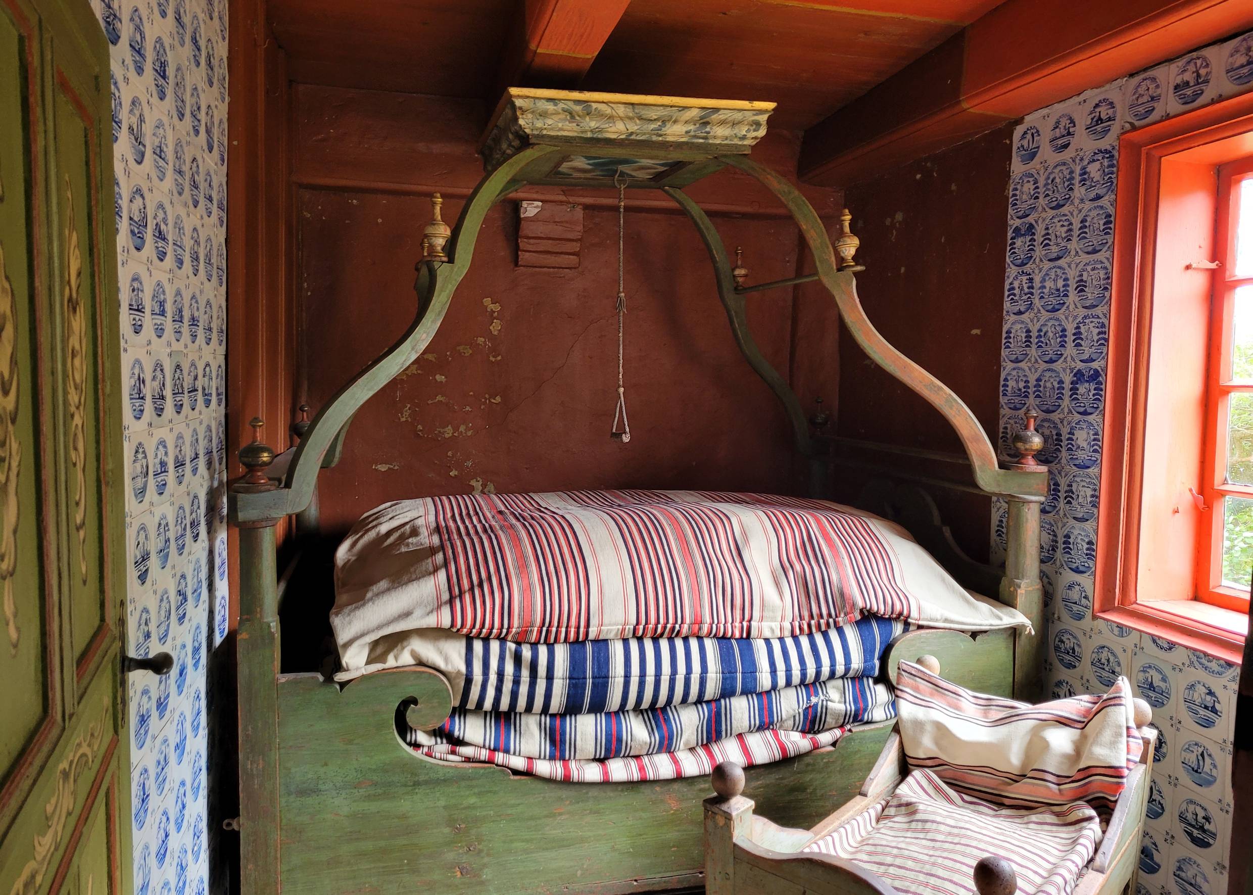Das Schlafzimmer mit Babybett im Kommandørgården